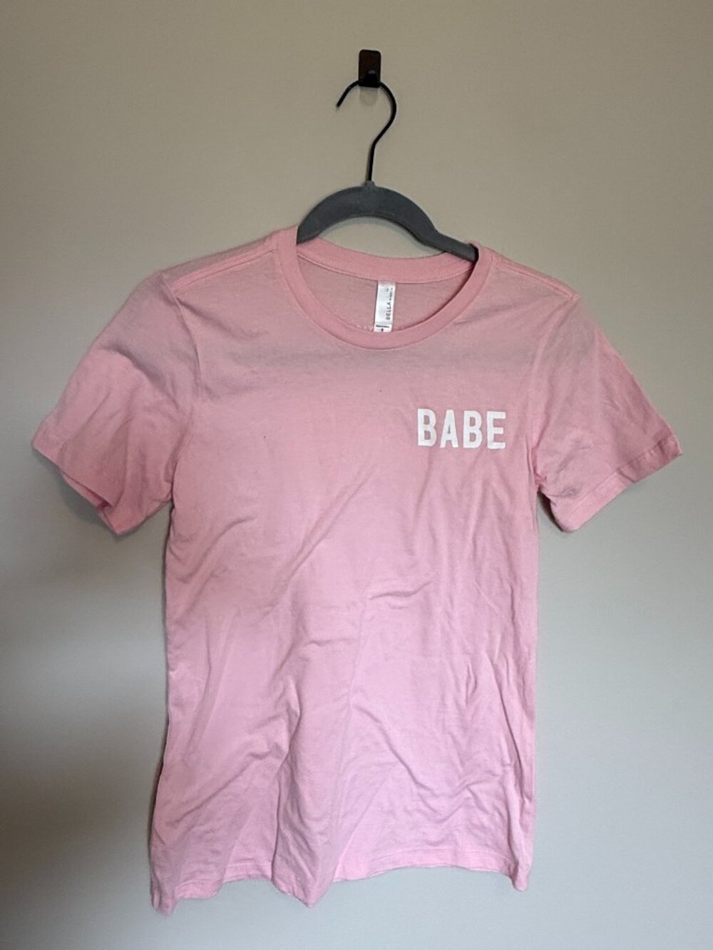 Bella Missy Pink “Babe” Graphic Tee Size Small Casual Basic T Shirt